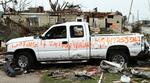 EFTERSØGNING. Pårørende har malet en efterlysning på en ødelagt bil i Joplin efter tornadoen. Arkivfoto. 