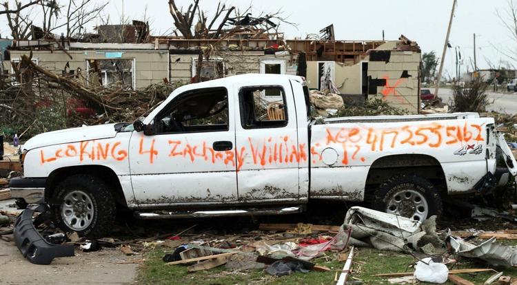 EFTERSØGNING. Pårørende har malet en efterlysning på en ødelagt bil i Joplin efter tornadoen. Arkivfoto. 