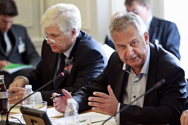 Ventetid. Hans Christian Schmidt (t.h.) sendte først svar til Folketinget om togsikkerhed, efter at Politiken var gået ind i sagen. 