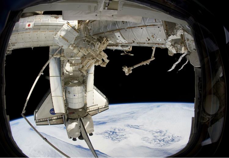 Rumvandring. Nasa er millimeter fra at luke deres rumfærgeprogram til og fra Den Internationale Rumstation, ISS. 
