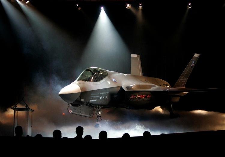 Våbenleverandør. Lockheed Martin producerer blandt andet denne Joint Strike Fighter, som Danmark overvejer at købe, når de nuværende F16-fly skal skiftes ud. 