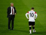 Trøst. Alex Ferguson på vej med et par trøstende ord til Wayne Rooney, som scorede Manchester Uniteds eneste mål mod Barcelona. 