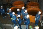 Medlemmer af FN's atomenergiagentur, IAEA, besigtiger Fukushimas diselgeneratorer i reaktor 1, der blev oversvømmet efter tsunamien 11. marts. 