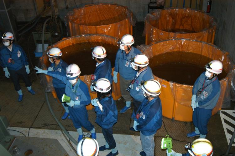 Medlemmer af FN's atomenergiagentur, IAEA, besigtiger Fukushimas diselgeneratorer i reaktor 1, der blev oversvømmet efter tsunamien 11. marts. 