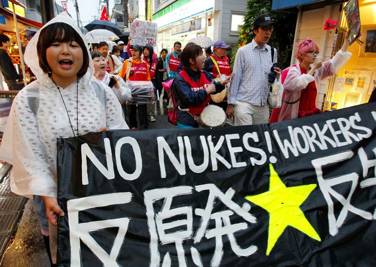 Søndag 28. maj går en anti-atomkraftdemonstration gennem Tokyos gader. 