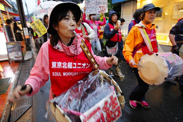 Demonstranterne protesterer mod atomkraft, efter at nedsmeltningen af Fukushimaværket blandt andet var skyld i, at 80.000 mennesker omkring værket måtte evakueres. 