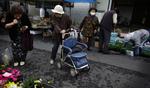 I byen Ofunato i Iwate-præfekturatet er hverdagen ved at vende tilbage - men en del butikker er flyttet på gaden, efter jordskælvet rystede byens bygninger. 