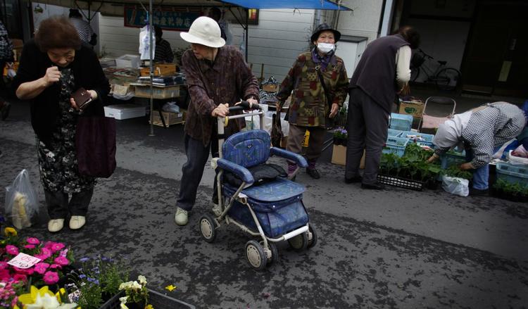I byen Ofunato i Iwate-præfekturatet er hverdagen ved at vende tilbage - men en del butikker er flyttet på gaden, efter jordskælvet rystede byens bygninger. 