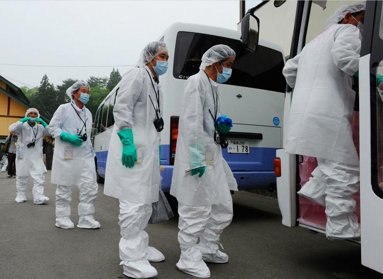Nogle af de evakuerede fra området nær Fukushima-værket har fået lov til midlertidigt at besøge deres tidligere hjem. Iført beskyttelsesdragter af den lidt lettere slags. 
