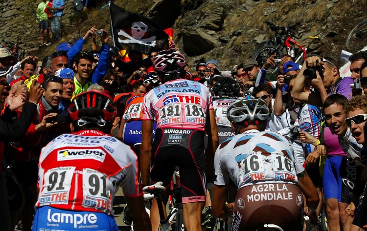 Opadstræbende. Alberto Contador i den lyserøde førertrøje på gårsdagens etape, hvor han kom i mål på en 8. plads efter en kontrolleret etape. 