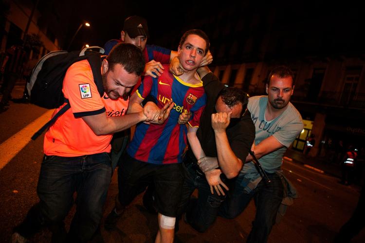 Gadekampe. Voldsomme uroligheder fulgte i kølvandet på en ellers jublende fodboldfest i Barcelona. 
