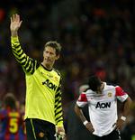 afsked. Edwin van der Sar vinker farvel til Manchester Uniteds tilhængere efter finalen i Champions League, som blev den store hollænders sidste kamp på topniveau. 