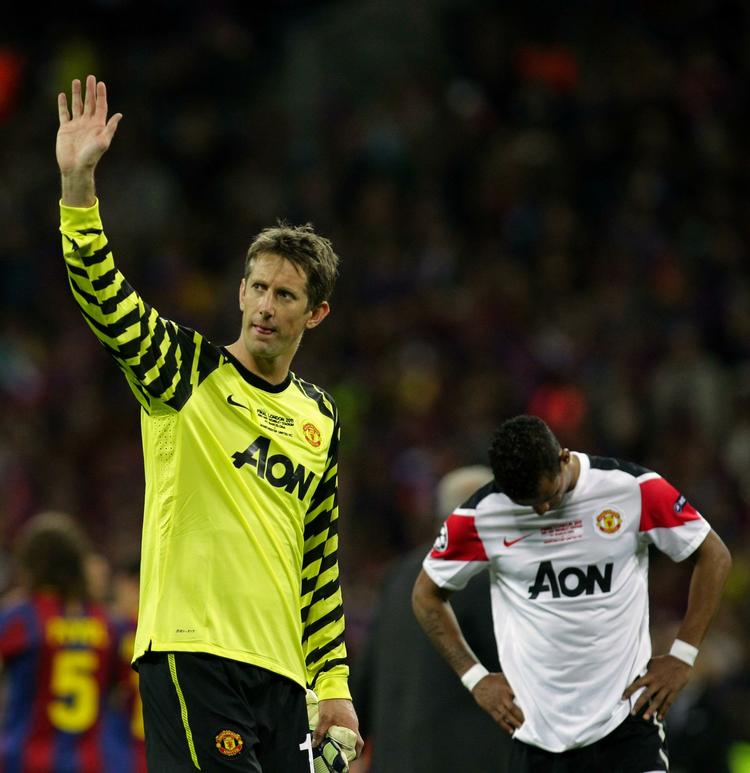afsked. Edwin van der Sar vinker farvel til Manchester Uniteds tilhængere efter finalen i Champions League, som blev den store hollænders sidste kamp på topniveau. 