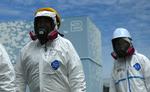 IAEA's folk er godt beskyttede mod stråling fra værket, men regeringen kritiserer Tepco for ikke at have sikret det ødelagte værk nok mod den kommende orkansæson. 