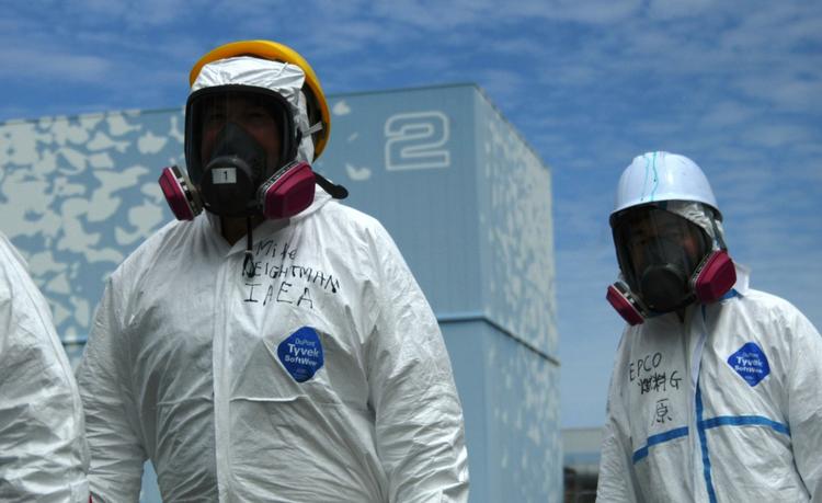 IAEA's folk er godt beskyttede mod stråling fra værket, men regeringen kritiserer Tepco for ikke at have sikret det ødelagte værk nok mod den kommende orkansæson. 