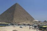 Fortidsminde. Kheops pyramiden i Giza ved Cairo er på alle måder en af Egyptens store turistattraktioner. 