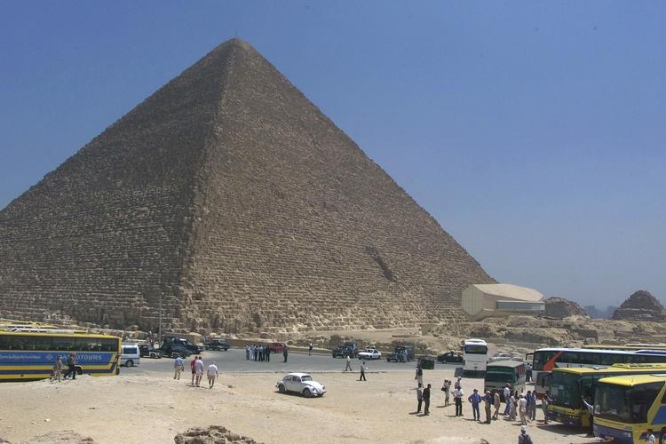 Fortidsminde. Kheops pyramiden i Giza ved Cairo er på alle måder en af Egyptens store turistattraktioner. 