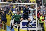 Opgør. Sønderjyskes Henrik Hansen (i lyseblå trøje) kæmper foran Brøndby-målet, men sønderjyderne måtte gå målløse fra banen. 