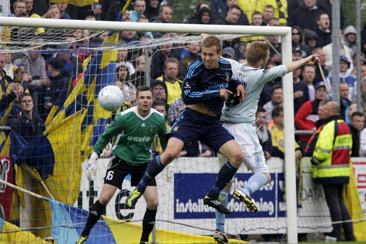 Opgør. Sønderjyskes Henrik Hansen (i lyseblå trøje) kæmper foran Brøndby-målet, men sønderjyderne måtte gå målløse fra banen. 