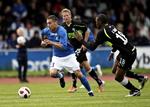 reddet. Lyngbys Bajram Fetai sætter fart over for to OB-spillere. OB åbnede bedst mod et nervøst Lyngby-hold, som dog fik styr på nerverne efter pausen. 