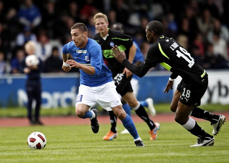reddet. Lyngbys Bajram Fetai sætter fart over for to OB-spillere. OB åbnede bedst mod et nervøst Lyngby-hold, som dog fik styr på nerverne efter pausen. 