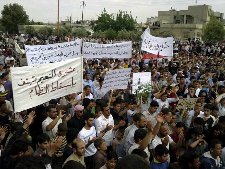 Vrede. Det er umuligt for internationale, uafhængige fotografer at arbejde i Syrien. Den syriske protestbevægelse har offentliggjort dette billede, som den hævder stammer fra fredagens protester. Politiken.dk kan ikke bekræfte fotografiets autencitet. 