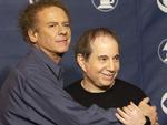 Paul Simon (t.h) er en af flere musikere, der er dybt uenige i Grammy-ledelsens beslutning om at fjerne visse kategorier fra den årlige prisuddeling. 