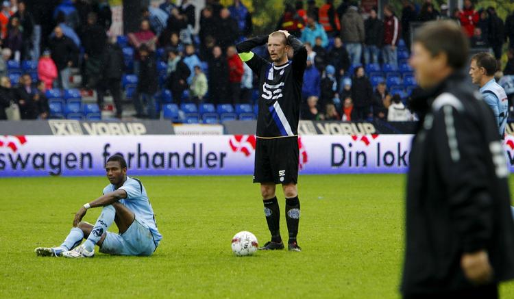 Nedrykning. Esbjerg-anfører Thomas Gaardsøe tager sig til hovedet, da de barske realiteter står klar: Vestjyderne rykker ud af Superligaen. 