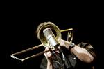 Chockbølger. Japansk forskning dokumenterer, at lydbølgerne fra en trombone er én procent hurtigere end lydens hastighed. 