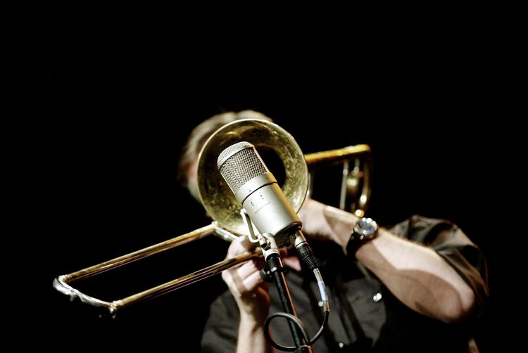 Chockbølger. Japansk forskning dokumenterer, at lydbølgerne fra en trombone er én procent hurtigere end lydens hastighed. 