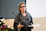 Minister. Charlotte Sahl-Madsen, der her gæster Aarhus Universitet, tager det afslappet, at en stribe dekaner tjener mere, end hun selv gør. 
