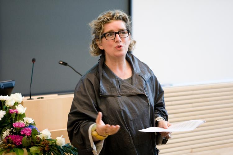 Minister. Charlotte Sahl-Madsen, der her gæster Aarhus Universitet, tager det afslappet, at en stribe dekaner tjener mere, end hun selv gør. 
