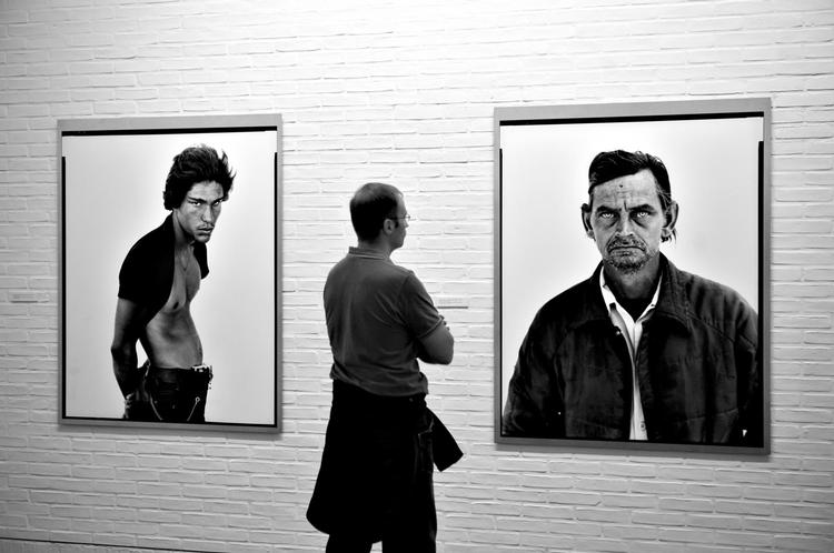 Sundt. Den norske undersøgelse viser, at kulturelt udadvendte mennesker vurderer deres helbred og livskvalitet højere end mennesker, der aldrig deltager i kulturelle aktiviteter. Her kigger en mand på andre mænd på Louisianas Richard Avedon-udstilling sidste år.