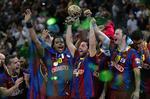 Sejr. Barcelona har haft en gylden weekend, så for anden dag i træk kunne man se spillere i røde og blå striber holde et stort trofæ i luften. 