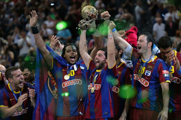 Sejr. Barcelona har haft en gylden weekend, så for anden dag i træk kunne man se spillere i røde og blå striber holde et stort trofæ i luften. 