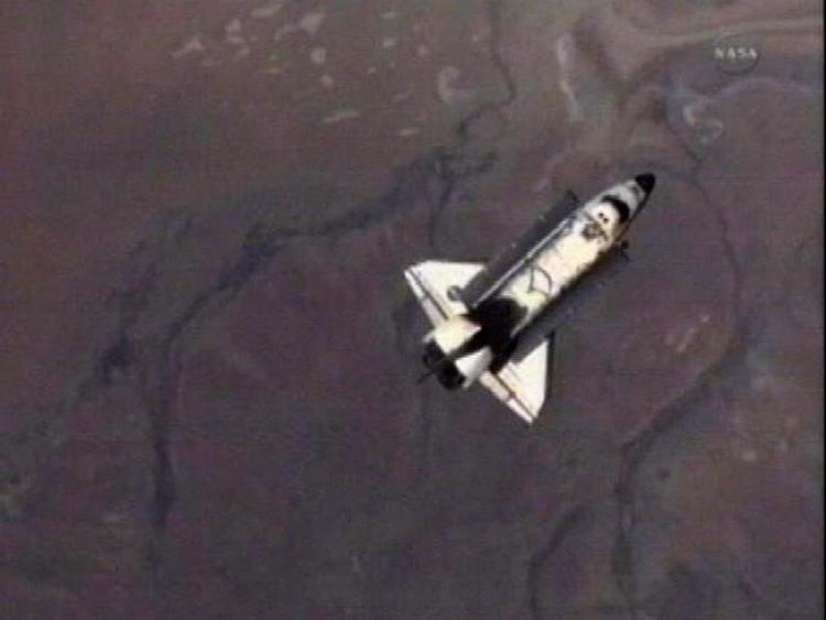 Afkobling. 346 kilometer over Bolivia blev rumfærgen Endeavour mandag morgen afkoblet fra den internationale rumstation. 