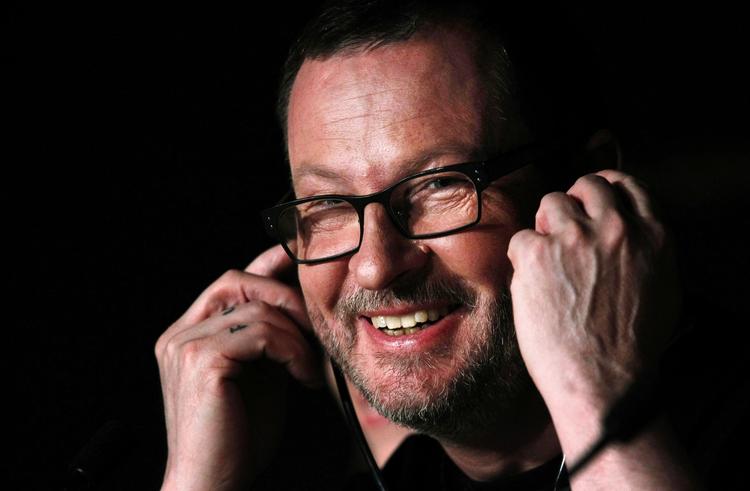 Dr. Jekyll og Mr. Hyde. Lars von Trier er begge to på én gang, og det værste - eller bedste - på pressemødet er næsten, at Trier tydeligvis selv er klar over dobbeltheden, skriver Bjørn Bredal. 