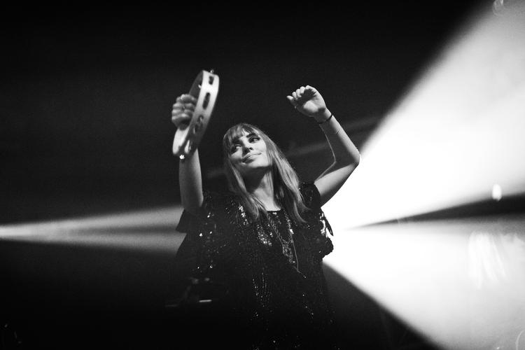 Psykedelisk. Emma Acs stod med sin nasale stemme og sin retroforelskede lyd  for et velfungerende og  fornøjeligt show i Ridehuset. 