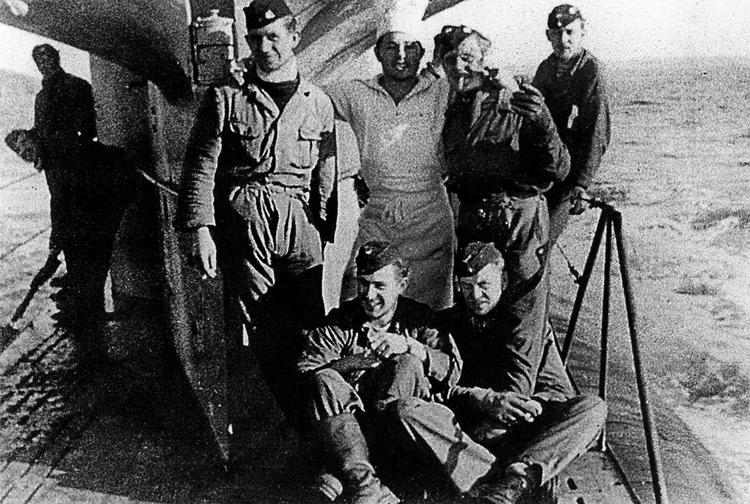 UMULIGt.  Besætningen om bord på 'U-202' - den ene af de to tyske ubåde, der blev sendt af sted mod Amerikas kyst i 1942. 