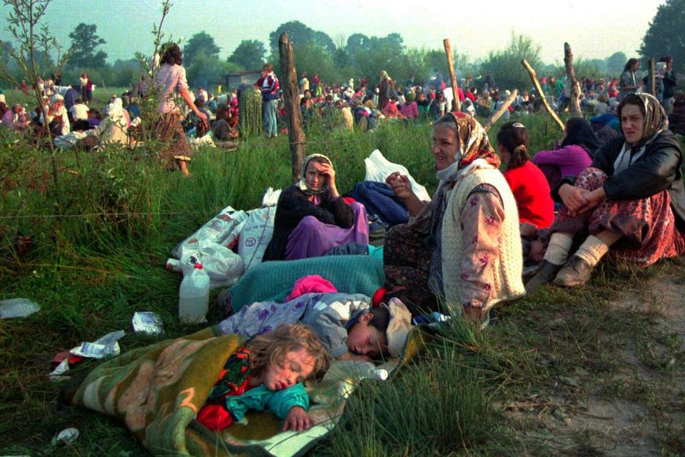 I  1992 overtog bosniske muslimer kontrollen med Srebrenica. Efter kampe mellem bosnisk-serbere og muslimer søgte tusinder af muslimer fra omegnen til byen. 