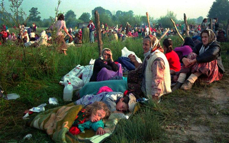 I  1992 overtog bosniske muslimer kontrollen med Srebrenica. Efter kampe mellem bosnisk-serbere og muslimer søgte tusinder af muslimer fra omegnen til byen. 