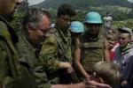 General Ratko Mladic klapper en muslimsk dreng på hovedet, inden han henvender sig til den muslimske befolkning i den bosniske by Srebrenica d. 12 juli 1995. Kort efter trak FN sig og serberne gik i gang med at myrde drenge og mænd fra byen, FN havde udråbt til en 'sikker zone' for de mange flygtninge fra krigen. 