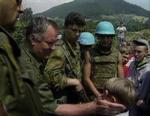 General Ratko Mladic klapper en muslimsk dreng på hovedet, inden han henvender sig til den muslimske befolkning i den bosniske by Srebrenica d. 12 juli 1995. Kort efter trak FN sig og serberne gik i gang med at myrde drenge og mænd fra byen, FN havde udråbt til en 'sikker zone' for de mange flygtninge fra krigen. 