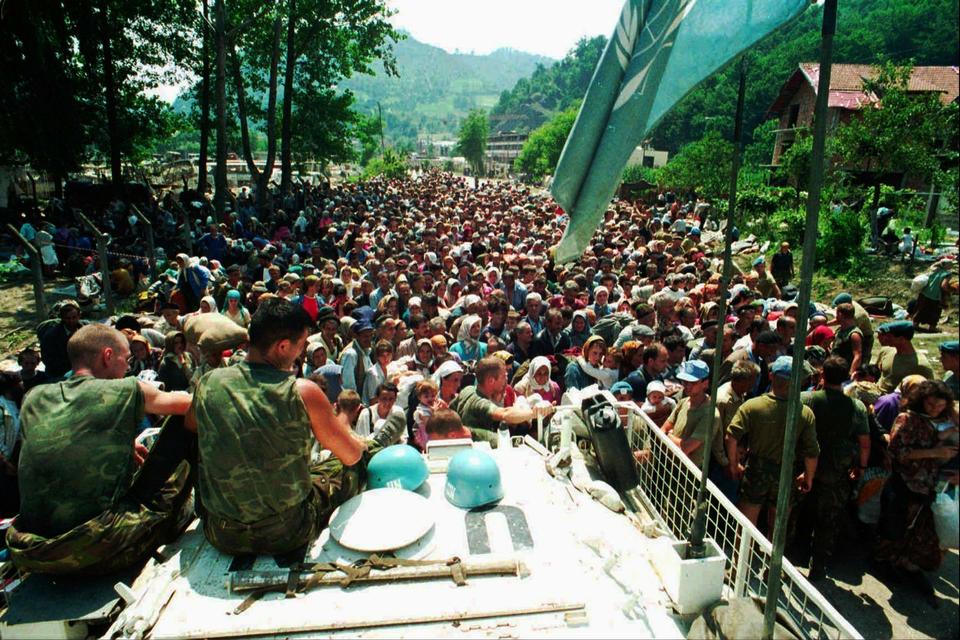 Srebrenica var under FNs beskyttelse, men kun en lille styrke hollandske FN soldater var stationeret i byen. 