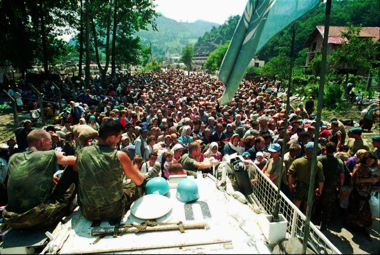 Srebrenica var under FNs beskyttelse, men kun en lille styrke hollandske FN soldater var stationeret i byen. 