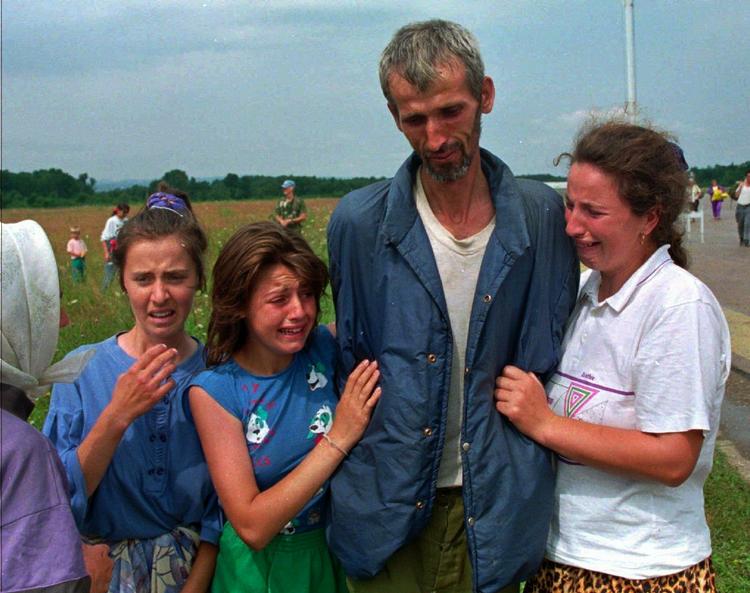 Enkelte overlevede, her er en familie er blevet genforenet, efter faderen har overlevet 'dødsmarchen' fra Srebrenica. 