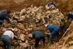 Efterforskere udgraver en massegrav nær Srebrenica i 1996. 