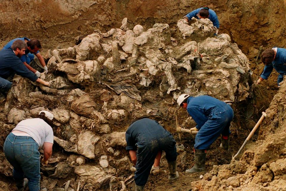 Efterforskere udgraver en massegrav nær Srebrenica i 1996. 