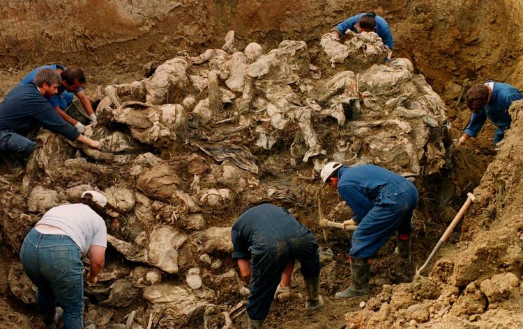 Efterforskere udgraver en massegrav nær Srebrenica i 1996. 