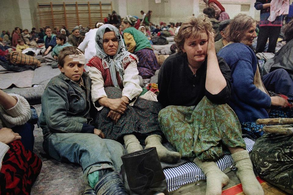 Borgerkrigen i Bosnien var meget blodig og tusinder var på flugt. Her er flygtninge fra Srebrenica ankommer til en sportshal i Tuzla i 1993. 